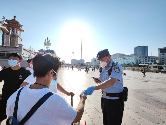 铁路民警李泽琛：三伏天儿，值守北京站广场不打折扣