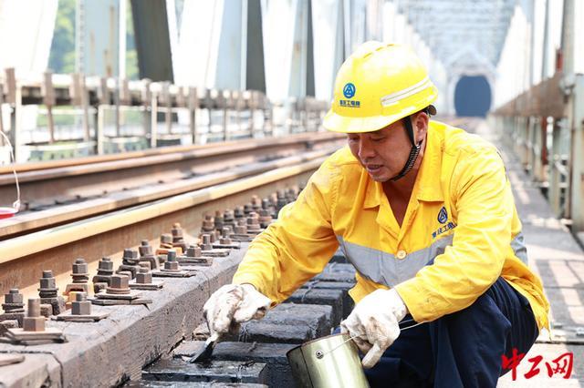 头顶烈日守护年过“半百”钢梁桥