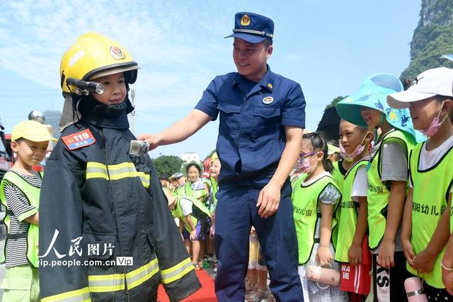 广西罗城：快乐暑假 消防“童”行