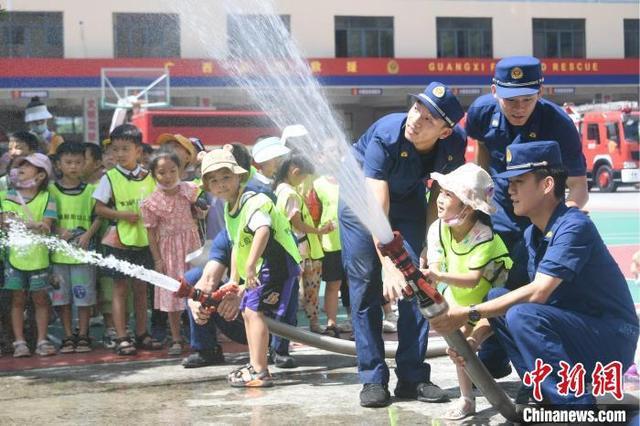 广西罗城：快乐过暑假 消防伴“童”行