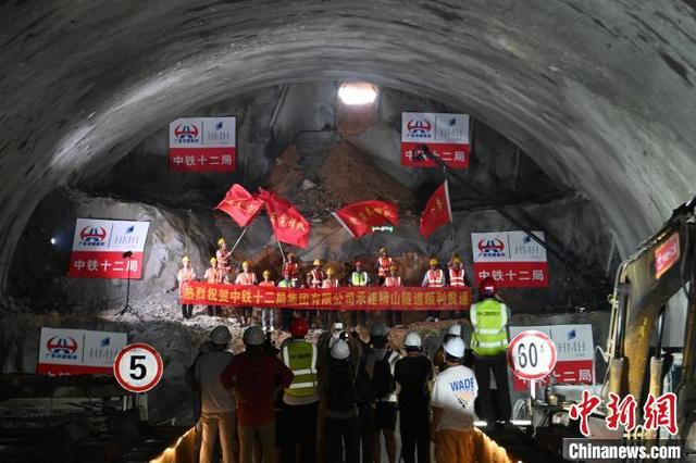 粤港澳大湾区超级工程黄茅海通道项目狮山隧道贯通