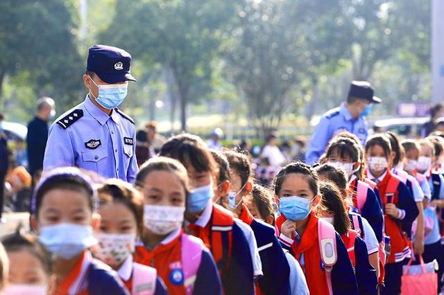 安徽亳州：开学第一天 “护学”再启航