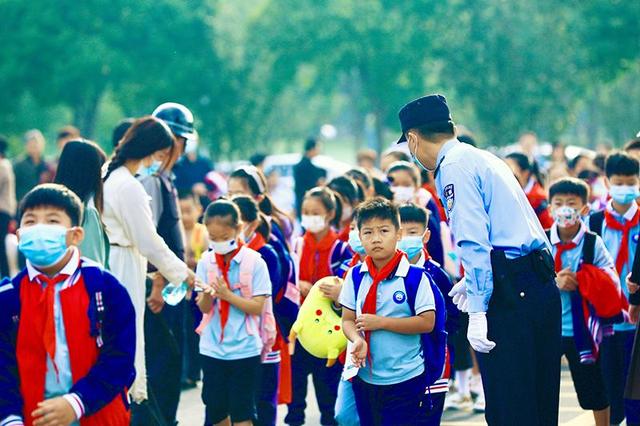 安徽亳州：开学第一天 “护学”再启航