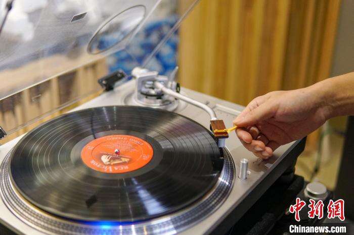 在线音乐时代 广西“黑胶迷”在唱片中体验“慢生活”