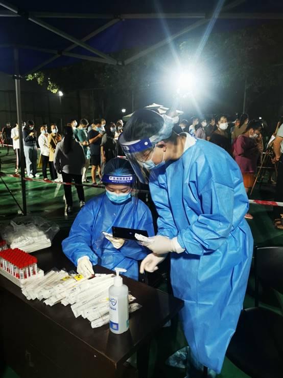 亮党徽 扬党旗 挺身战“疫”践初心