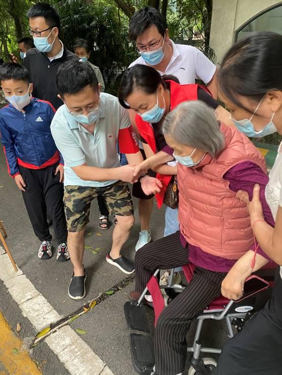 亮党徽 扬党旗 挺身战“疫”践初心
