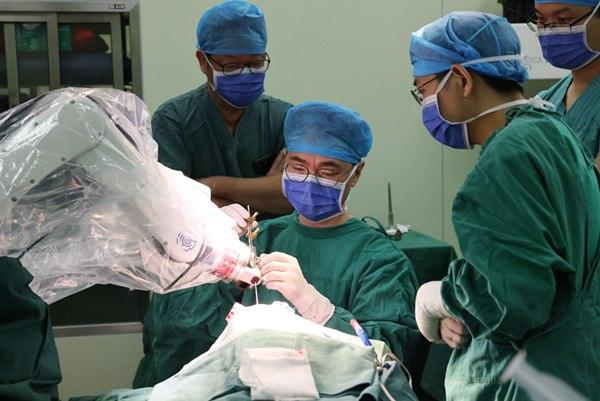 桂林医学院第二附属医院成功开展首例机器人辅助脑深部电刺激术