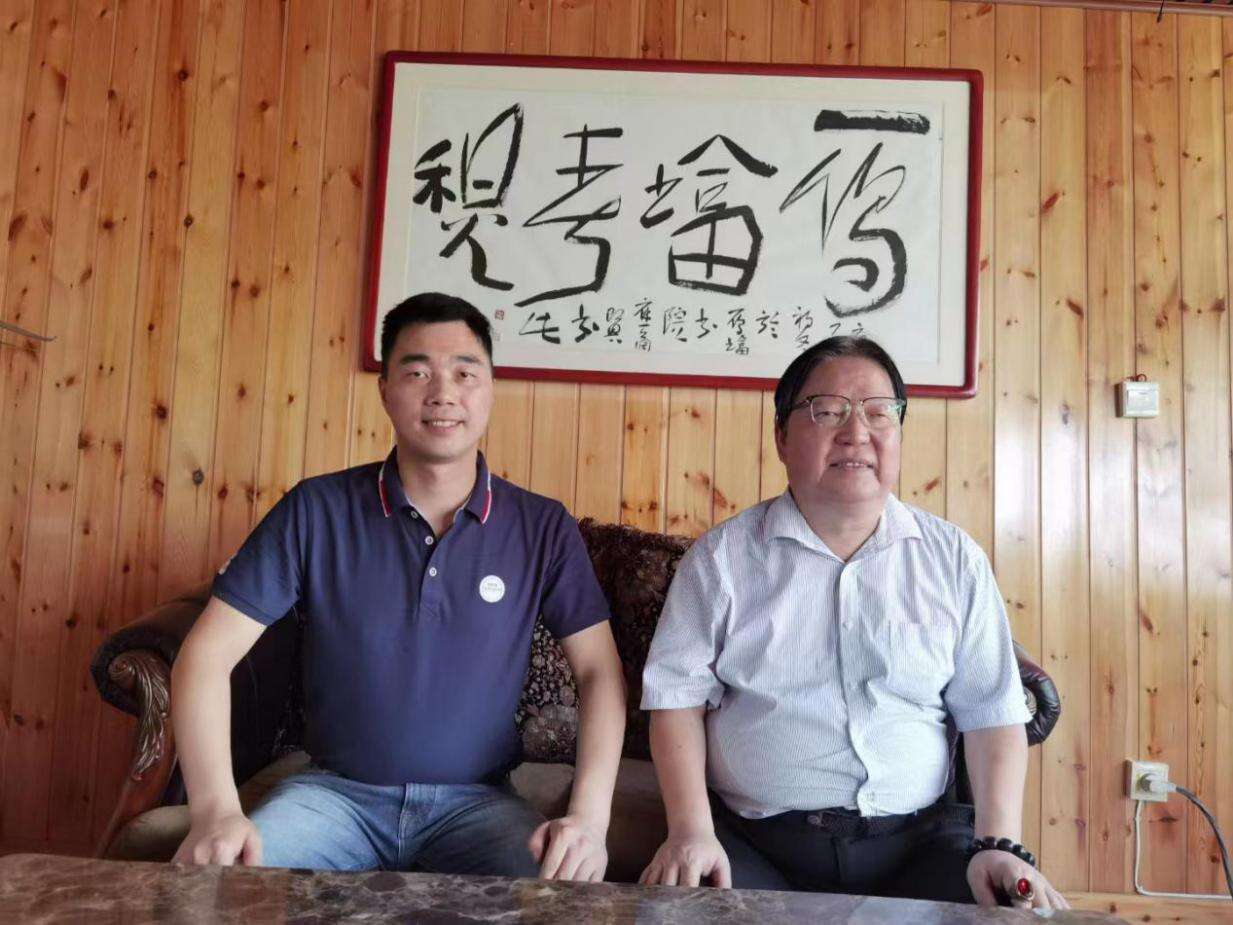中国散文学会会员郭鑫拜访著名书法家麻天阔先生
