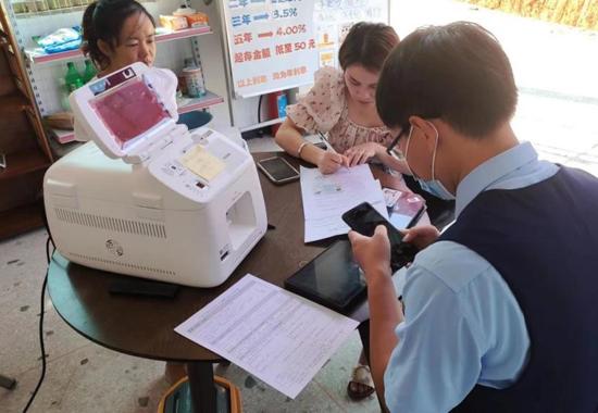 桂林银行全区率先启用便携式社保卡即时制卡服务