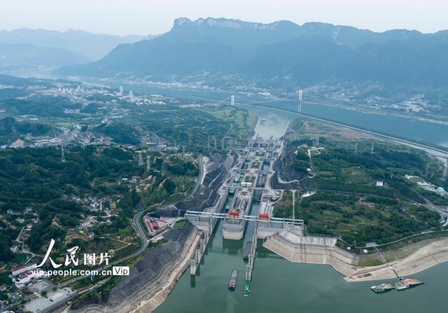 湖北宜昌：三峡船闸2022年前8月货运量首次突破1亿吨