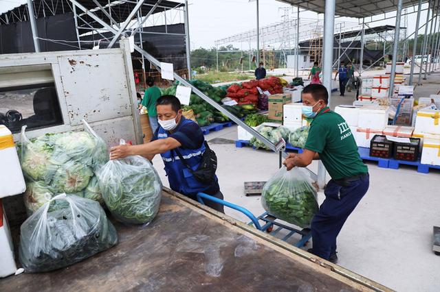 泸州江阳区：农产品临时批发市场全天不打烊