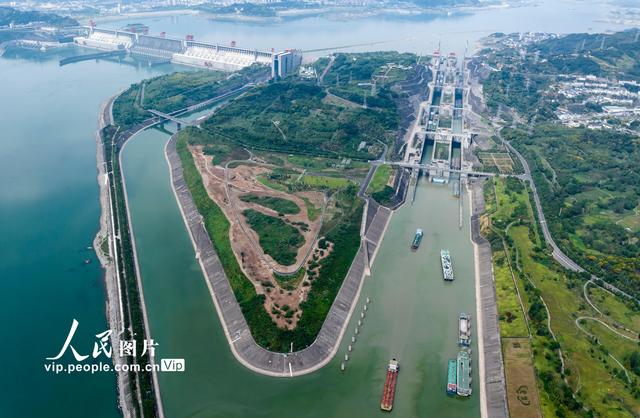 湖北宜昌：三峡船闸2022年前8月货运量首次突破1亿吨