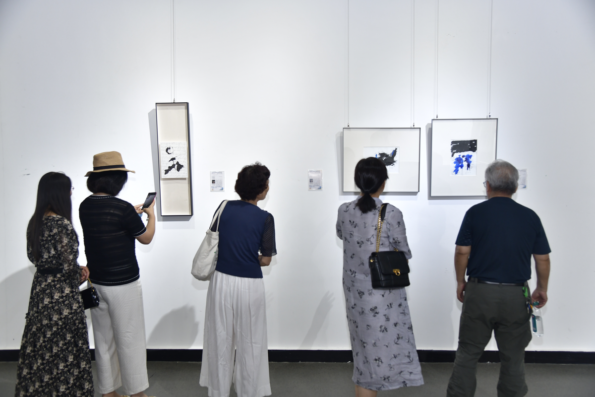 “无声诗与有声画——诗人艺术展”暨“合岭虫鸣音乐朗诵会”在桐庐举行