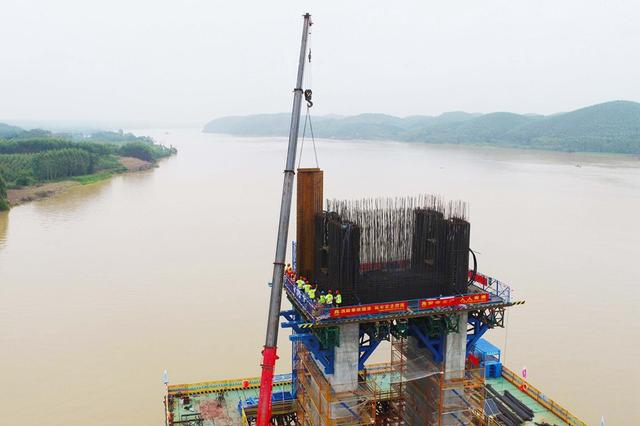 广西路建集团飞龙大桥0号块首块波形钢腹板安装完成