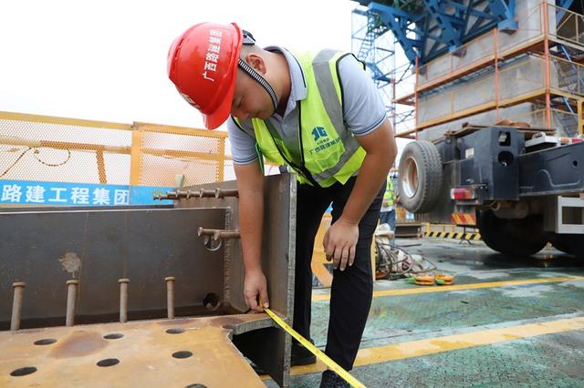 广西路建集团飞龙大桥0号块首块波形钢腹板安装完成