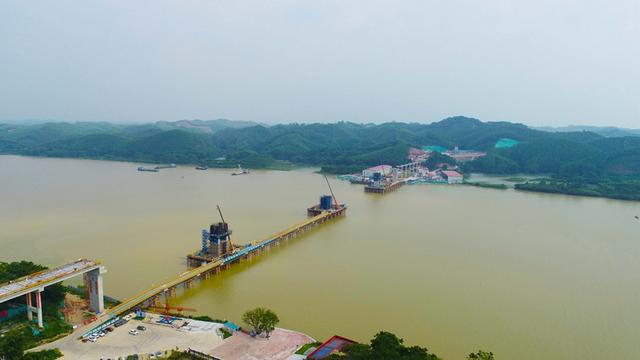 广西路建集团飞龙大桥0号块首块波形钢腹板安装完成