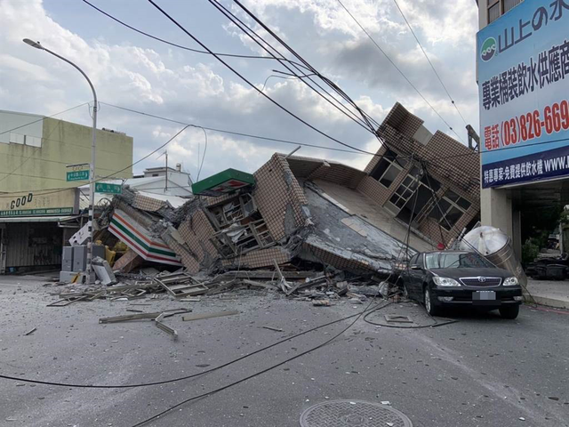 台媒：花莲县地震，传玉里镇有大楼倒塌，救援人员正前往