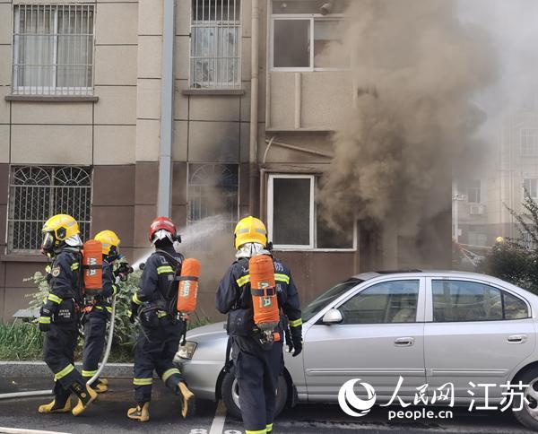 南通崇川一老旧小区突发火灾 未造成人员伤亡