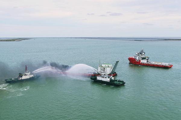 南黄海大规模海上搜救综合演习在南通通州湾举行