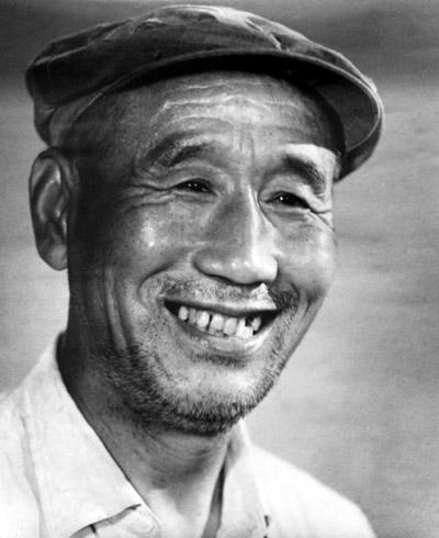 致敬“钢铁意志”:白手起家建钢厂 英雄本色是工人