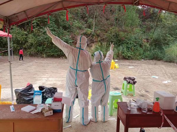 贵阳市口腔医院鲍海:夫妻齐心 共战疫情