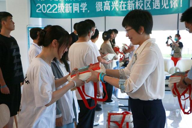 浙江水利水电学院用“心”迎“新”