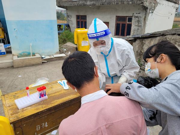 贵阳市口腔医院鲍海:夫妻齐心 共战疫情