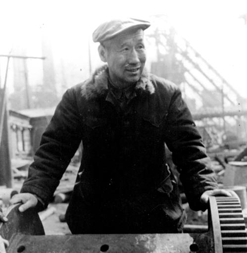 致敬“钢铁意志”:白手起家建钢厂 英雄本色是工人