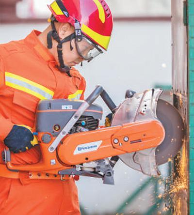 “大家靠后,我先上!”(人民满意的公务员)