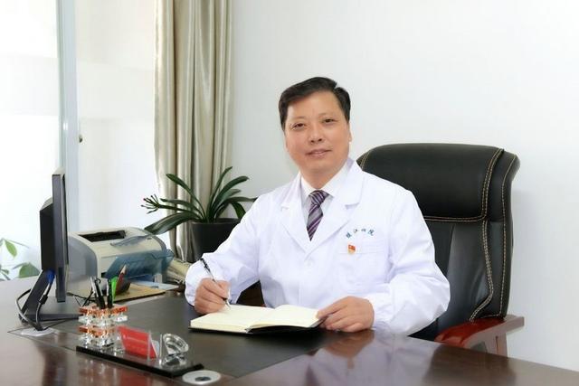 从“橄榄绿”到“天使白”,他用守护健康的初心擦亮人生“最美底色”