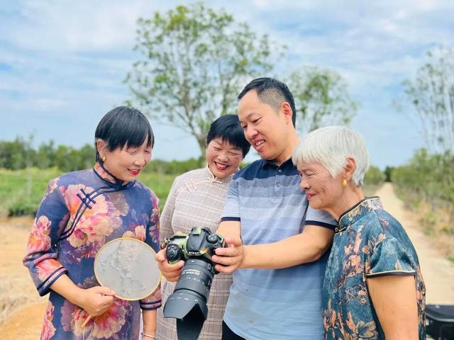 真美!她们穿上旗袍,惊艳了全村……