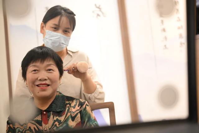 真美!她们穿上旗袍,惊艳了全村……