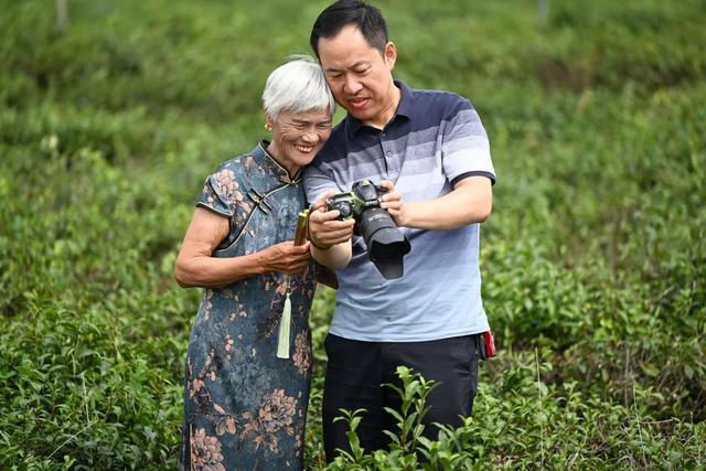 真美!她们穿上旗袍,惊艳了全村……