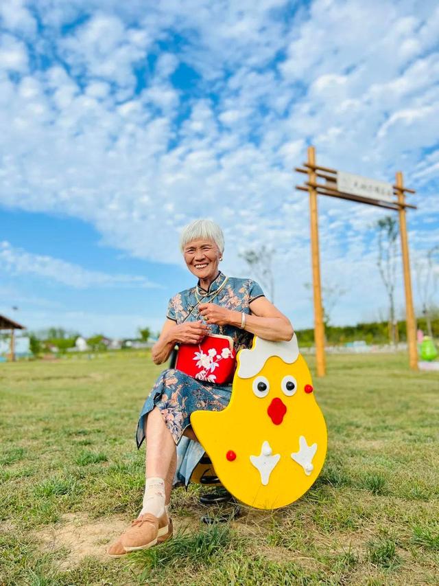 真美!她们穿上旗袍,惊艳了全村……