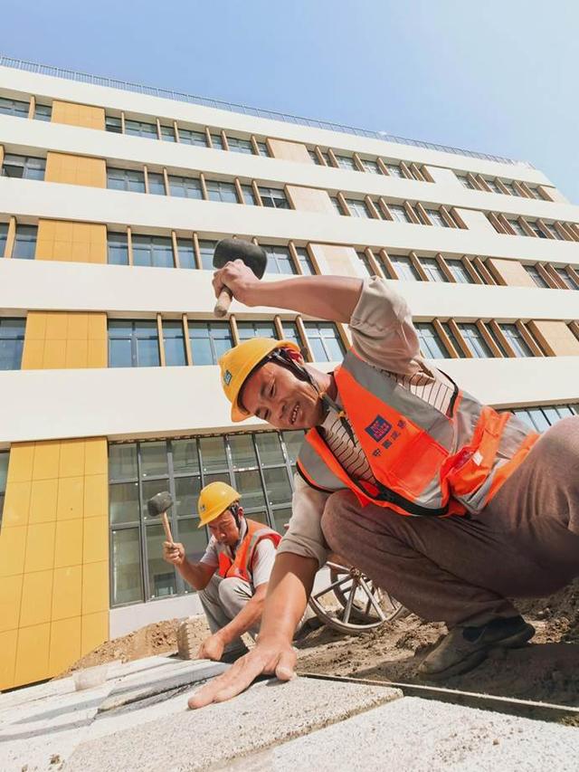 国庆假期期间,在中建八局二公司全国各地重点项目建设一线,有这样一批可爱可敬的”铁军战士“,他们放弃假期休息,坚守在各自工作岗位,用实际行动诠释属于“八二人”的履约担当,用铁军精神“筑”福我们伟大的祖国繁荣昌盛,他们以实际行动告诉祖国“我在岗,请放心”!