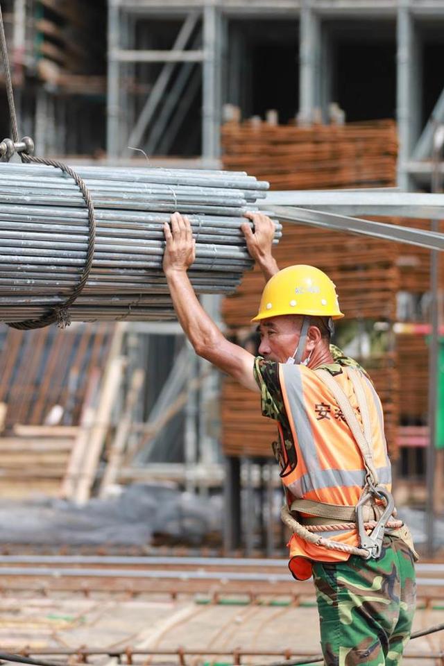 国庆假期期间,在中建八局二公司全国各地重点项目建设一线,有这样一批可爱可敬的”铁军战士“,他们放弃假期休息,坚守在各自工作岗位,用实际行动诠释属于“八二人”的履约担当,用铁军精神“筑”福我们伟大的祖国繁荣昌盛,他们以实际行动告诉祖国“我在岗,请放心”!