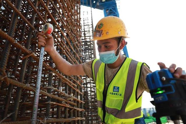 国庆假期期间,在中建八局二公司全国各地重点项目建设一线,有这样一批可爱可敬的”铁军战士“,他们放弃假期休息,坚守在各自工作岗位,用实际行动诠释属于“八二人”的履约担当,用铁军精神“筑”福我们伟大的祖国繁荣昌盛,他们以实际行动告诉祖国“我在岗,请放心”!