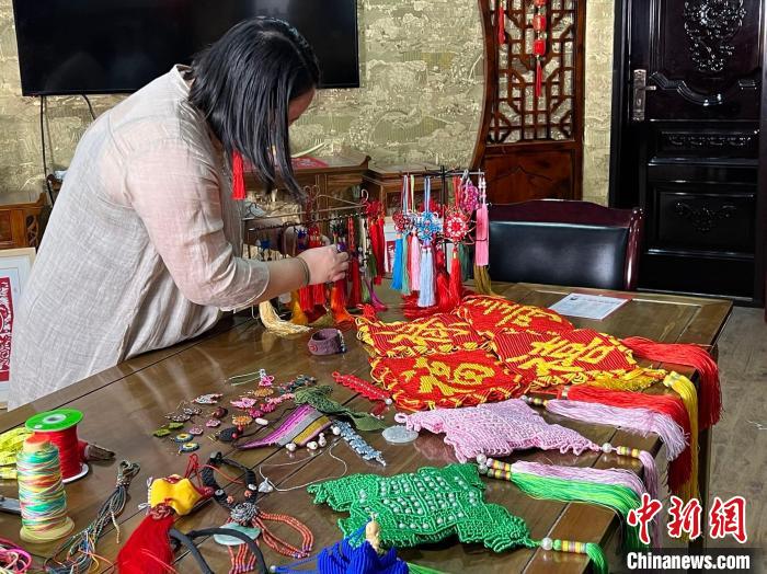 结绳“手艺人”焦瑞吉：串起传统文化与现代时尚