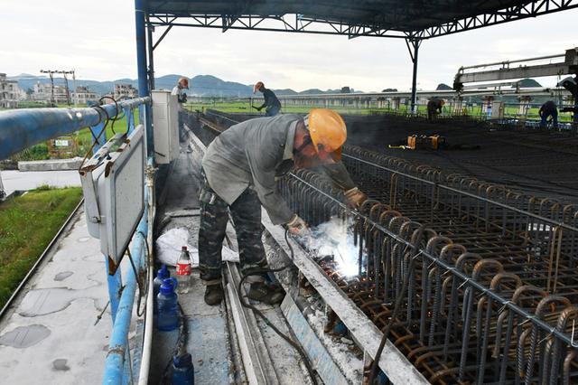 南玉高铁兴业段：国庆不停工 300名建设者坚守工作一线