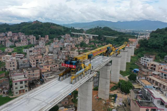 南玉高铁兴业段：国庆不停工 300名建设者坚守工作一线