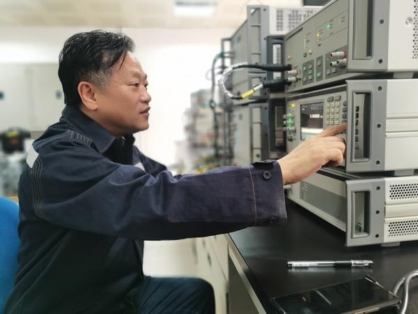 曾华荣:破“冰”前行“立潮头”