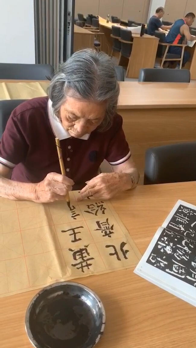 96岁奶奶跳舞视频走红网络 网友:美丽人生与年龄无关
