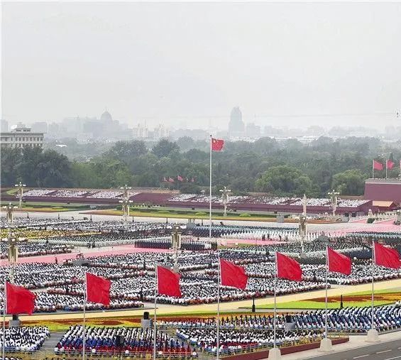 一个人走出千军万马的气势！原来他是……