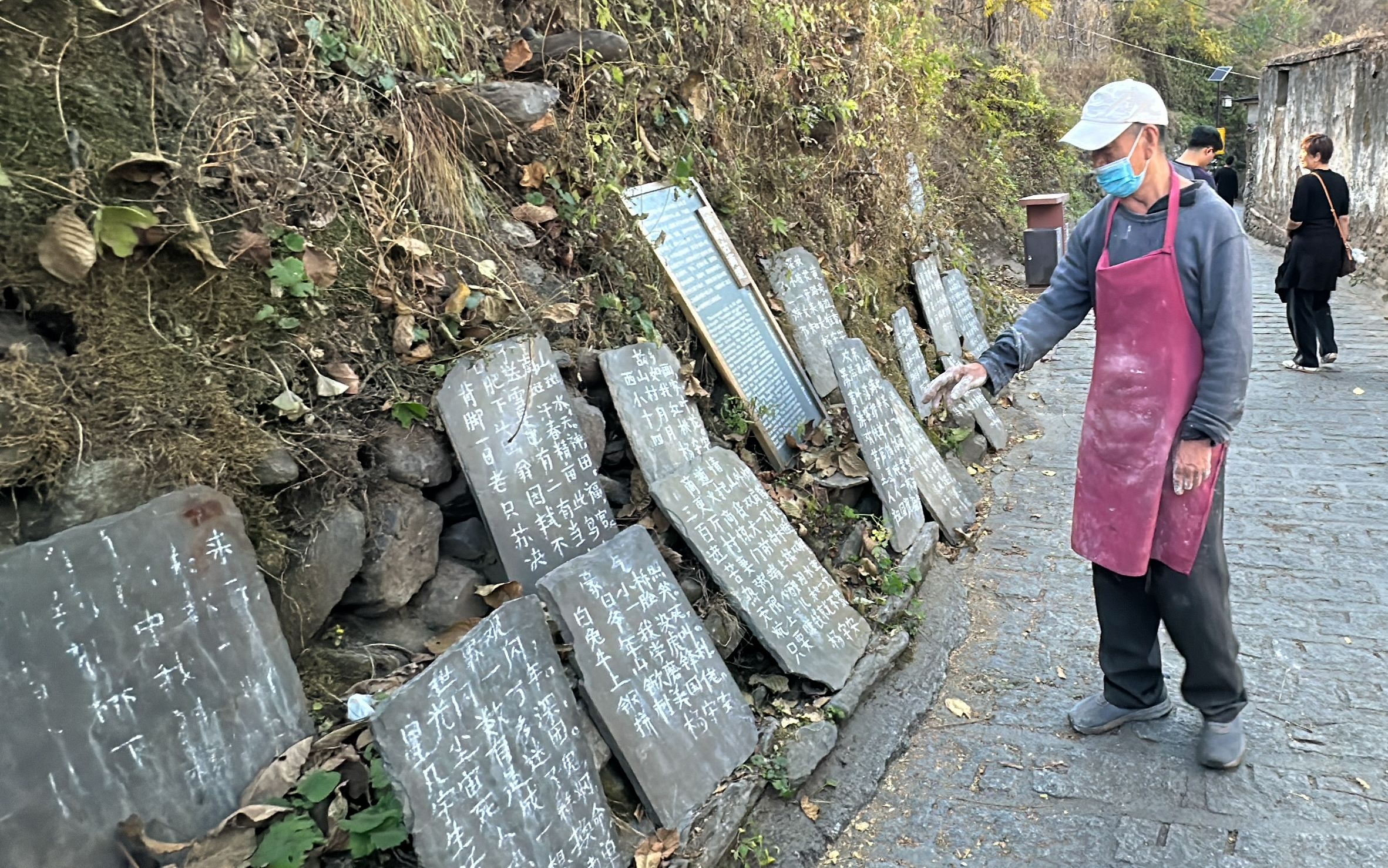 数十年800多首作品 务农之余 他把诗“搬”进石板