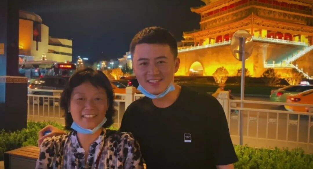 他带着患癌母亲去旅行，“唱游中国”