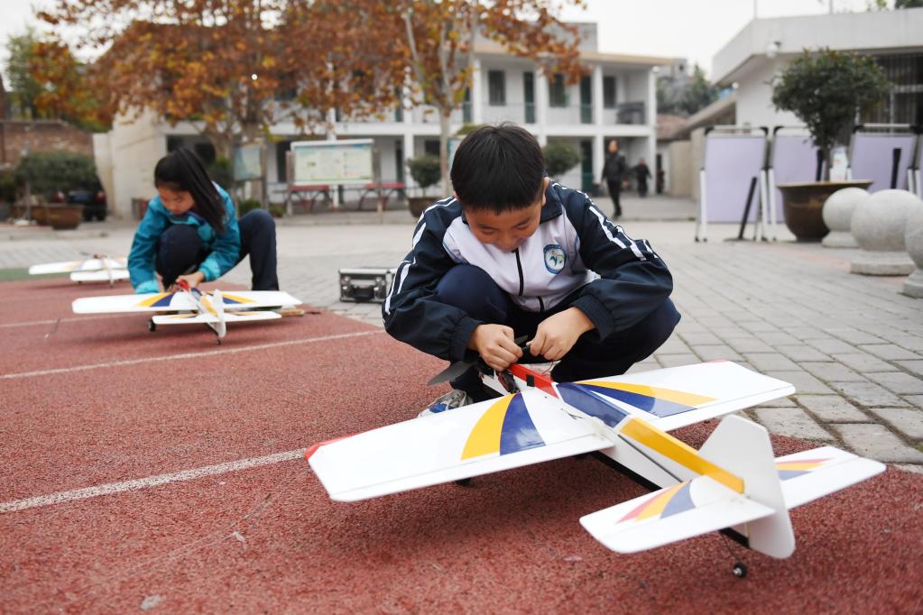 这所小学在防空洞里培养出全国航模冠军