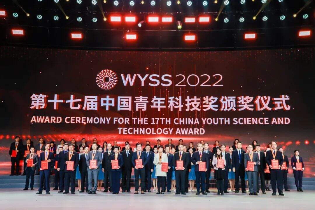 她刚领完“中国青年科技奖”，就做了这样一件事