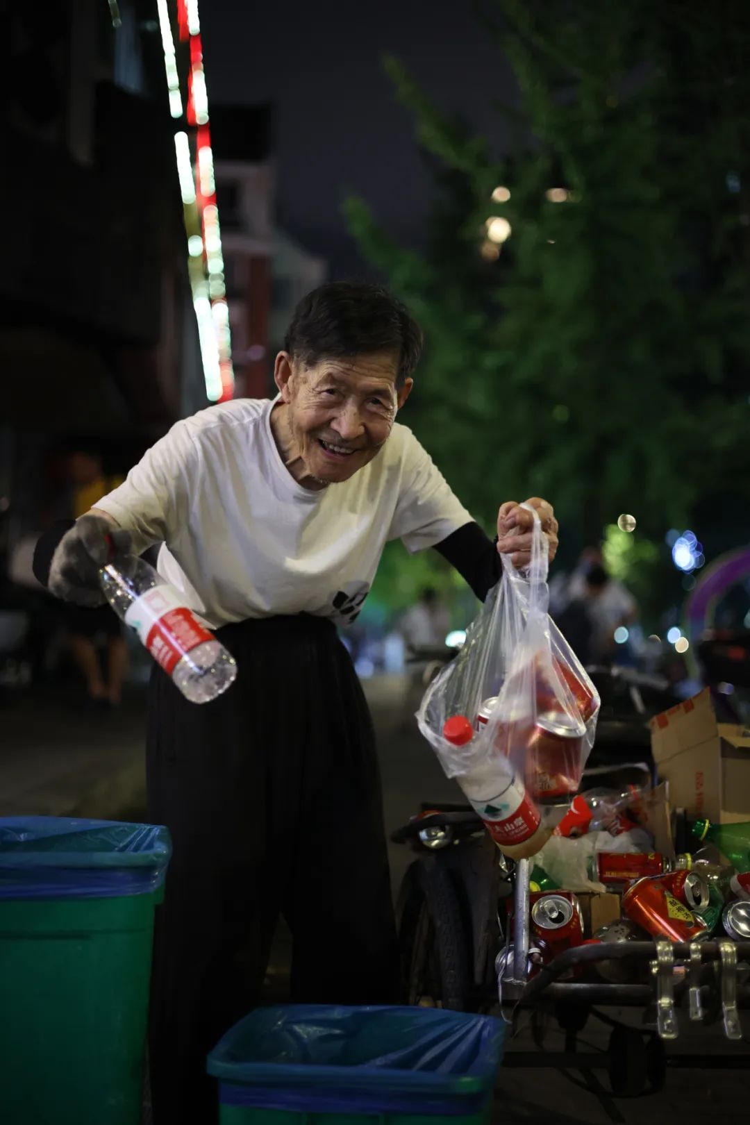 91岁老教师雪夜拾荒，只为这件事！