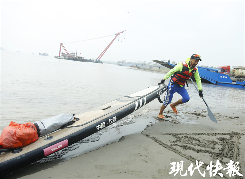 一人一板一桨，扬州“桨板达人”勇漂万里长江