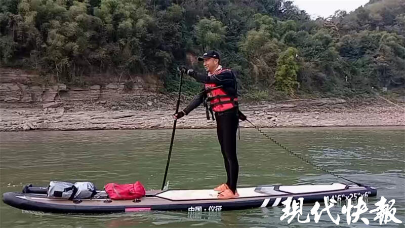 一人一板一桨，扬州“桨板达人”勇漂万里长江